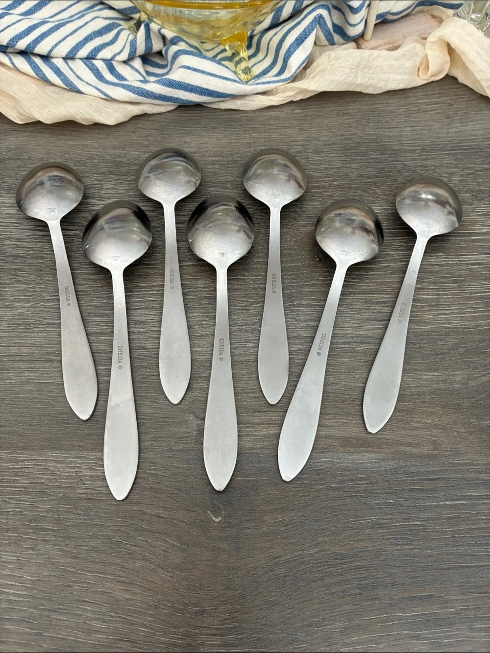 Oneida Flatware Stainless 47 pieces Sleek Satin Finish